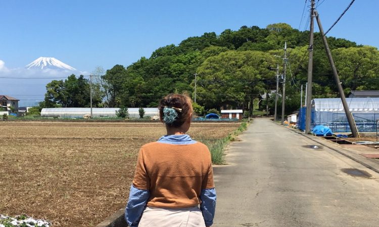 富士山と老女